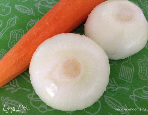 Очистить лук и морковь.