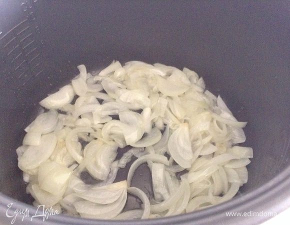 Включить мультиварку в режим "выпечка", в чашу налить 2 ст. л. оливкового масла, выложить лук. Обжарить до прозрачного цвета.