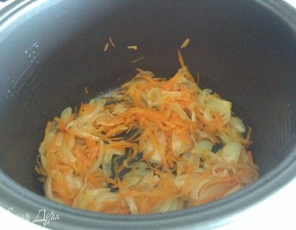 Добавить морковь и обжарить пару минут.