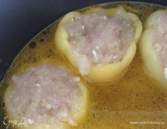 Перекладываем перцы в чашу мультиварки, добавляем воду, солим и включаем режим "тушение" на 1 час.