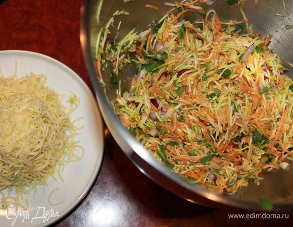 Натереть на тёрке кабачок среднего размера, морковь, сыр. Луковицу и зелень мекло порезать. Если образовась жидкость от кабачка, слить. Не солить, сыр восполнит вкус. Добавить яйца и Ваши любимые специи, всё перемешать. 