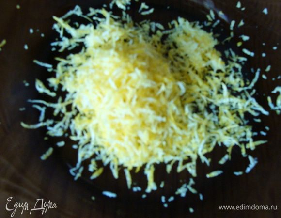 Натереть цедру 1 лимона. Сок выдавить. 
Для тех, кто боится, что тесто будет СЛИШКОМ лимонное, сок лимона, можно заменить водой или разбавить пополам.