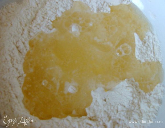 Сок лимона смешать с оливковым маслом и вылить в сухую смесь.