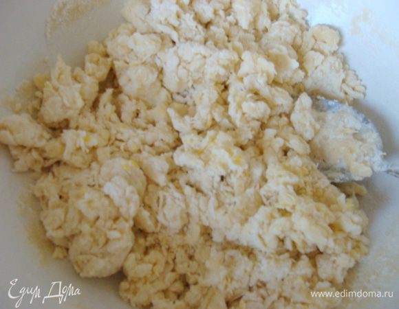 Размешать тесто ложкой.