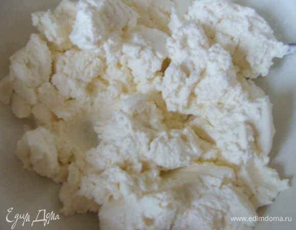 Рикотту переложить в миску.
