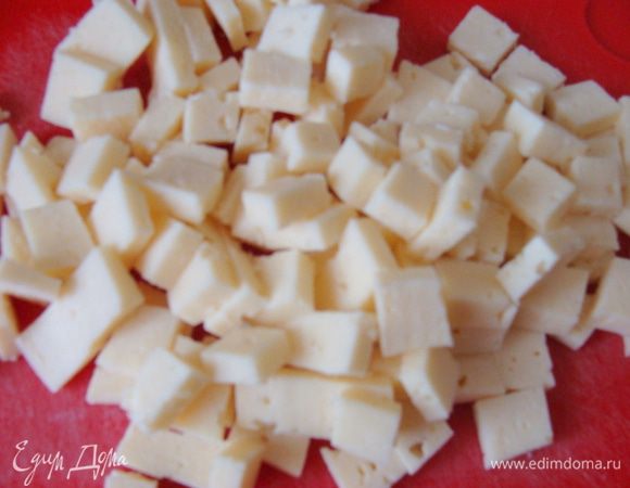 Порезать сыр-бынзу и перемешать с рикоттой. Использовать нужно именно СЫР-брынзу, чтобы кусочки потом плавились и тянулись в горячем состоянии!