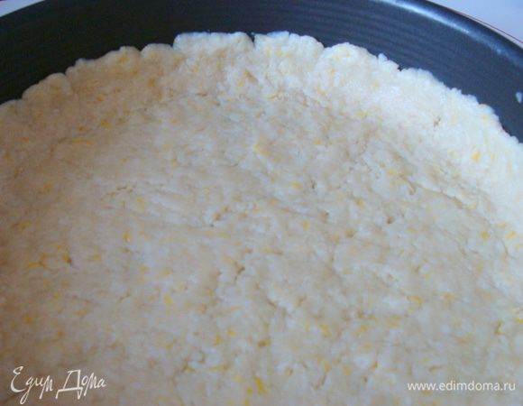 Перенести в разъемную форму и придать нужную форму пальцами. Форму смазывать не нужно. Диаметр формы 26 см.