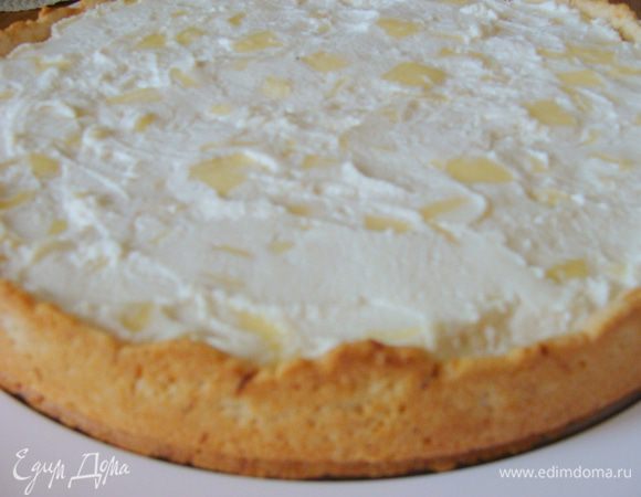 Готовый пирог достать из духовки, освободить от формы.