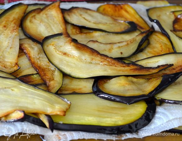 Баклажаны нарезать тонкими пластинами. По желанию замочить в воде с солью (на 1 час) после чего промыть и осушить. Я пропускаю эту процедуру... Обжарить баклажаны с двух сторон в арахисовом масле до приобретения золотистого цвета. Выложить на бумажное полотенце и дать уйти лишнему жиру.