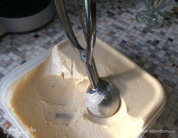 Снимаем с плиты, минутку остужаем - мешаем. Вводим творожные сыры или просто творог, мешаем до однородности - это быстро. Переливаем порционно или в один контейнер. Та-дааам!
 Утром - нежнейшая консистенция как у сливочного масла:) И не надо там ничего доставать и взбивать каждые 40 мин ! 