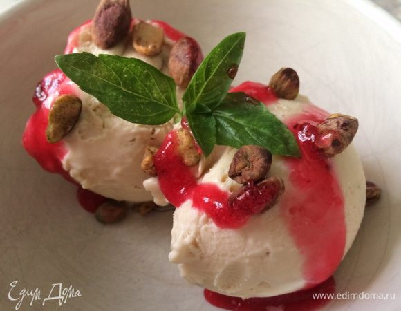 Ну топинг  - это слишком интимный вопрос, чтобы его в ингредиентах указывать. Это уж кто как! У меня тут горсть фисташек и две ложки мусса из красной смородины. 