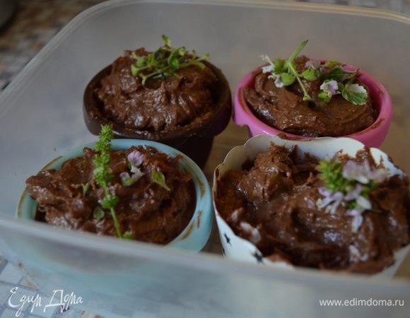 Апгрейд: по ингредиентам - если относиться к этому, как к "по мотивам Киевского",  а не как собственно к классическому торту, то можно добавить (перечисляю, то что сама опробовала успешно) очень удачно в эту прекрасную вкусную массу несколько разноцветных Макарони, порезанную курагу, кусочки или "капельки" любимого шоколада, пралине, марципан, печенье типа Амаретти, даже сгущенное молоко,  если к примеру козинаки - несладкие, шоколад горький совсем и кроме меренг ничто не услащает ваше творчество:)