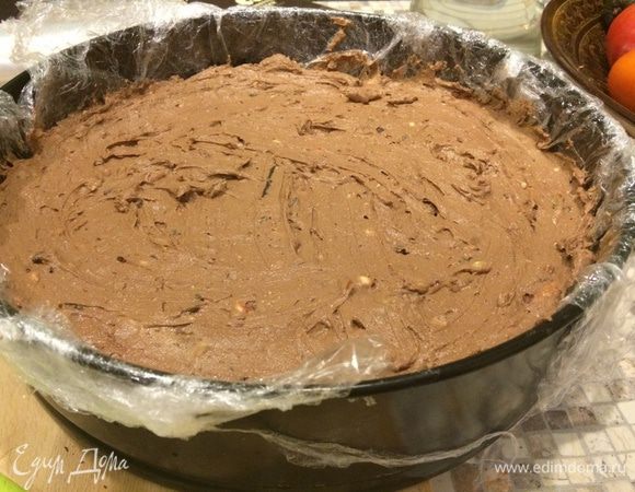 Праздничный большой формат: форму немного смазать сливочным маслом, присыпать молотыми орешками или печеньем, выложить  массу и охладить. 
Если делаем торт-мороженое, форму перед морозилкой конечно закрыть пленкой или фольгой. Затем вынимаем ( по кругу ножом или на 7 сек в гор воду) и как душе угодно - орешки, цветочки, сейчас очень модно просто свежими ягодами и на стол. Вы будете супер-звезда-кондитер, а времени у вас на это уйдет от 5 до 10 мин!!! 