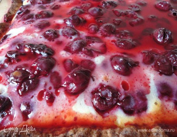 Готовый горячий пирог смазать вишневым сиропом