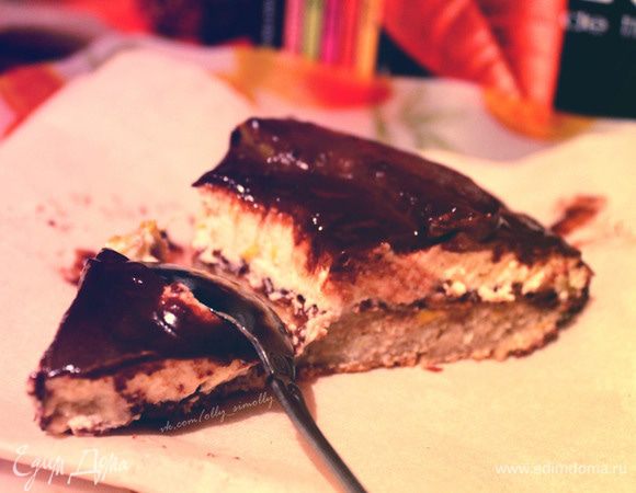 Поставить пирог в холодильник на 3-5 часов (а лучше на всю ночь, если вытерпите)))
Приятного аппетита!