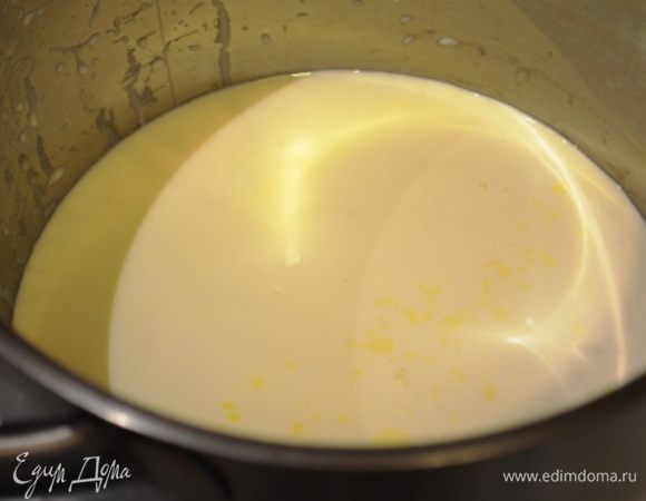 В ковшике смешать сливки с молоком и ванилью, довести до кипения.