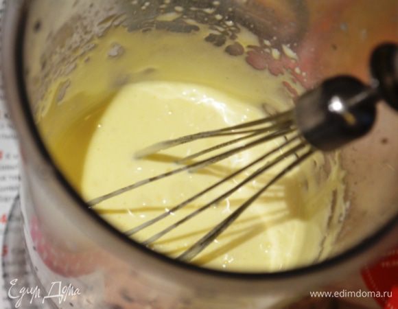 Желтки взбить с сахарной пудрой добела.