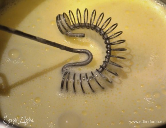 Аккуратно ввести желтки в молочно-сливочную смесь, поставить на слабый огонь и варить до загустения при постоянном помешивании.