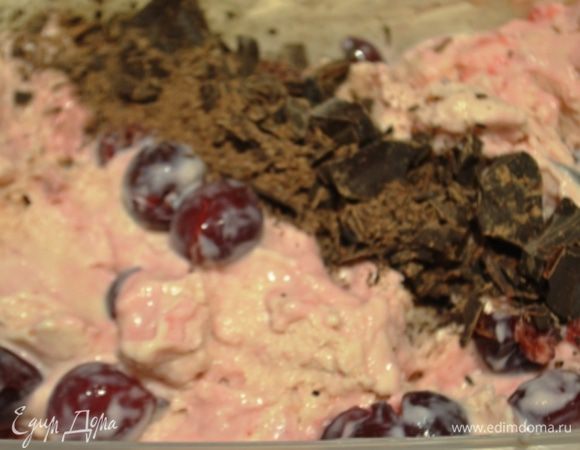 Шоколад натереть на терке и добавить со свежей вишней в мороженое, вмешать и перемешать.