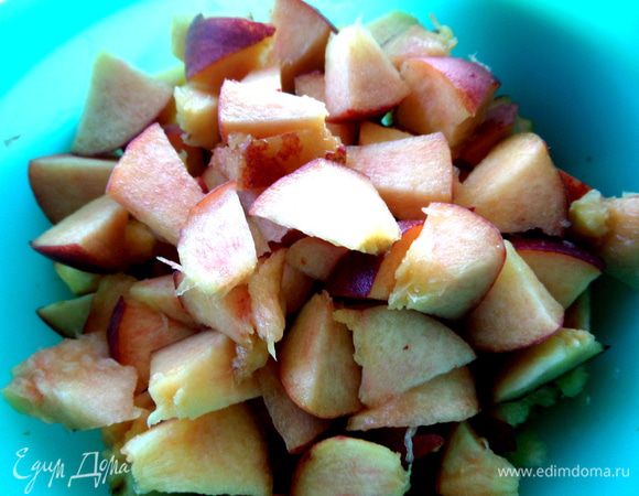 Моем,обсушиваем и нарезаем на произвольные кусочки.