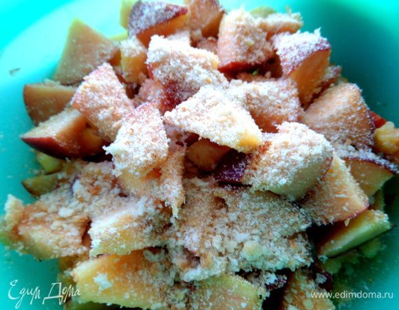 Если очень сочные,можно пересыпать сухарной крошкой.