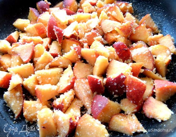 Смазываем форму маслом и распределяем начинку по дну. Моя форма 22 см.