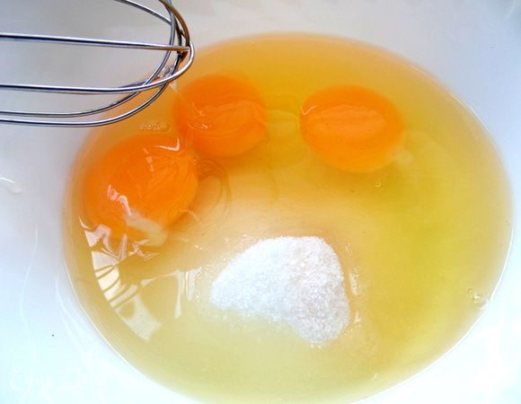 Для теста взбиваем яйца с сахаром.