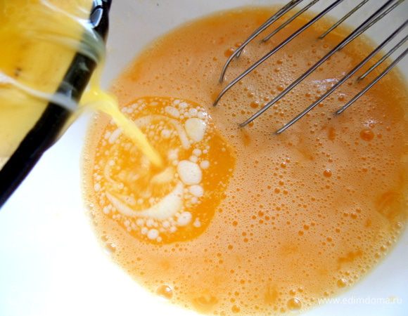 Вливаем растопленное и немного остывшее масло,продолжая взбивать.