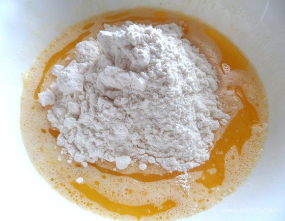 Подсыпаем муку с разрыхлителем и перемешиваем.