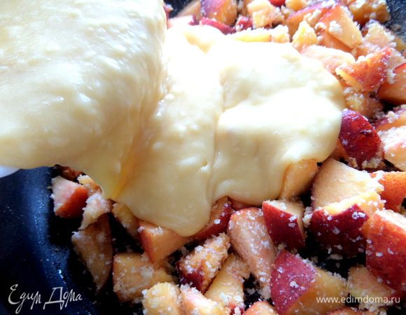 Выливаем тесто на начинку.