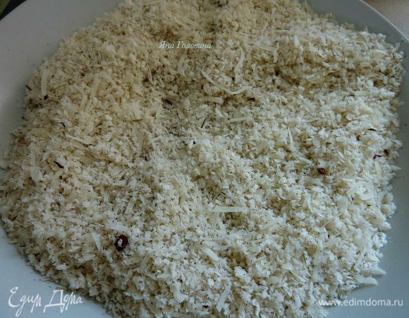 Разогреть духовку на 220 гр. 
Пармезан натереть на мелкой терке. 
Кабачки нарезать брусочками. 
Форму или фольгу смазать маслом. В миске смешать пармезан, сухари и специи. . 