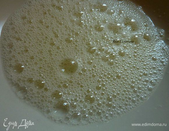 В другой миске слегка взбить белки. 

