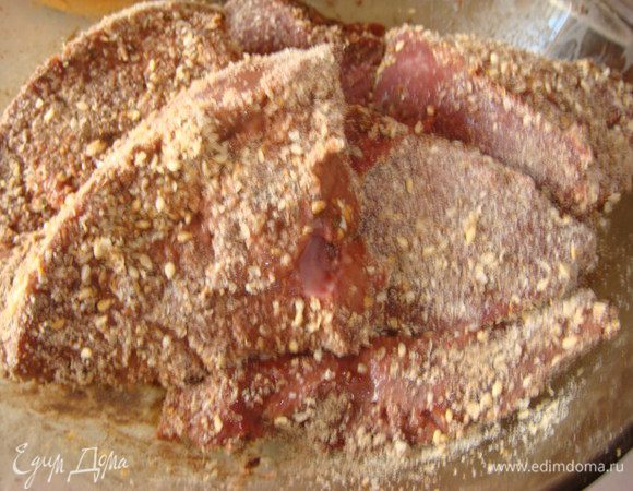 Говяжья печень.Помыть,обсушить бумажным полотенцем специи+соль втереть посыпать льняной мукой (придает ореховый вкус и так же полезная).
Белый батон отрезать 3-4 ломтика посушить в тостере и перемолоть блендером.Обвалять кусочки печени в сухарях и обжарить с каждой стороны по 3-4 минутки.Обжарка в таких сухарях придает пышность и дополнительный вкус.