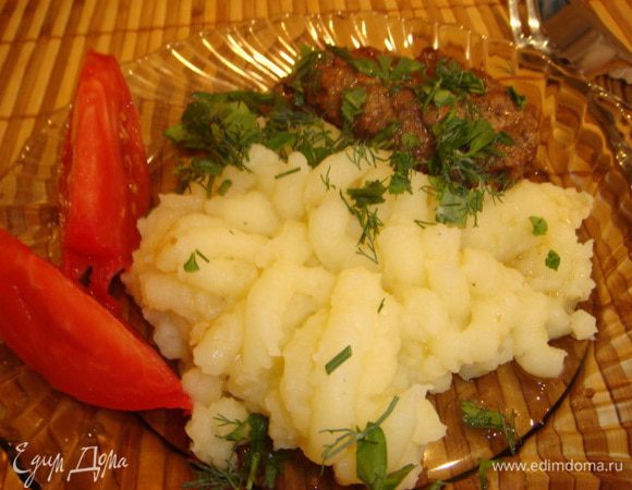 Сервируем и подаем. Пюре из молодого картофеля хорошо дополнение +овощи и свежая зелень