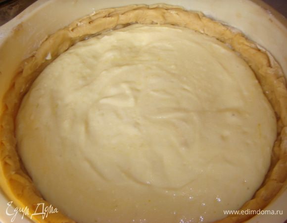 Кефир вылить в кастрюльку и поставить на огонь ,не кипятить,при подогревании начнет сворачиваться ,мешать веничком,на сито положить марлю и вылить ,в марле останется творог,это то нам и надо.Творог-да,но он более нежный и пресный получиться примерно 250 г (сыворотку не выливайте,можно использовать для блинов например)
250 г творожной массы+2 яйца+50 г сахара+крахмал 2 ст.л. с горкой небольшой+разрыхлитель и взбить блендером,и тогда творог приобретает идеально ровную консистенцию и тут трудно сказать что это творог.
Замесить песочное тесто: 50 г сл.масла + сахар 100 г + 1 яйцо+муку меньше 1 стакана.
Распределить тесто по форме с бортиками и выложить начинку.