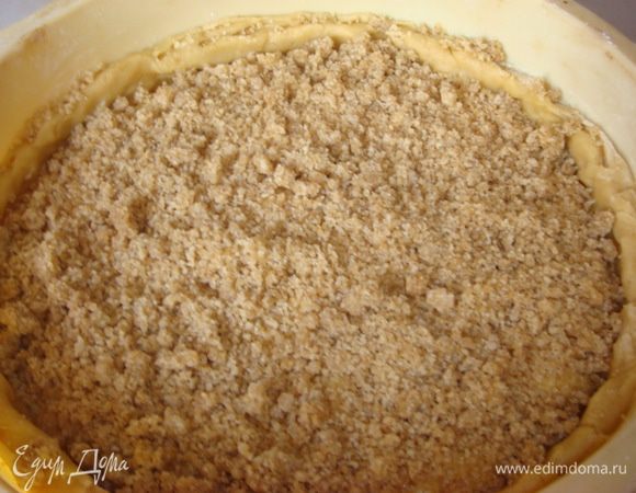 Крошка:3-4 ст.л растительного масла+ сахар 50 г перемешать+молотый миндаль1/2 стакана и добавляем муку до состояния крошки,не оч.сухой.
Посыпать сверху.
Да,можно было и ягоды положить сверху песочного теста ,а потом крем,но я решила так.