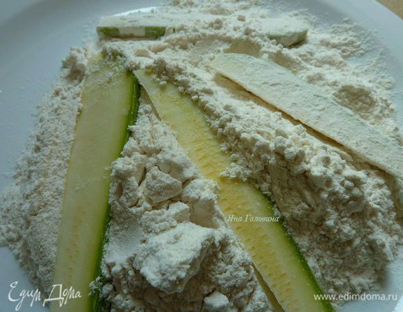 В тарелку насыпать муку. Обвалять кабачки в муке. 
