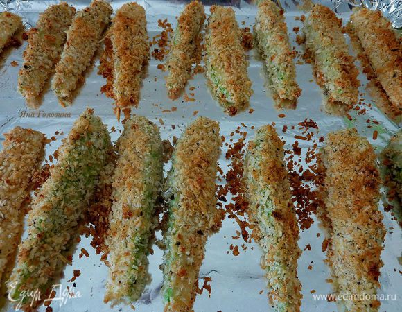 Если есть масло в спрее можно немного побрызгать. Запекать на самом высоком уровне духовке 10 минут, перевернуть кабачки и запекать дополнительно 10 минут.
