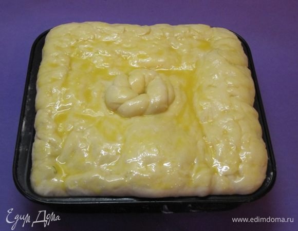 Поставить на расстойку на 20 минут. Смазать слегка взбитым желтком.