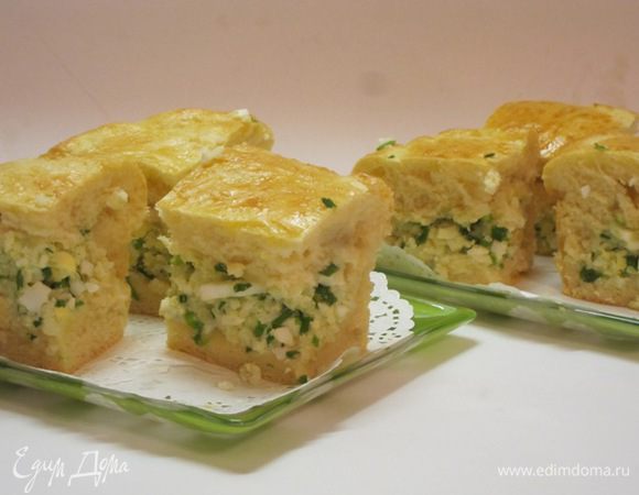 Выпекать 30-40 минут при 180 С. Вынуть из духовки, из формы не вынимать, смазать маргарином, накрыть полотенцем. Оставить на 15 минут, чтобы пирог "отдохнул" и стал мягче. Вынуть из формы. Нарезать кусочками.  Получается высокий пирог. Я поэтому и выпекаю пирог в форме, чтобы он мог "расти" только вверх.