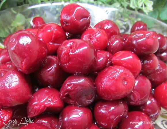 Вишню разморозить, если есть косточки, аккуратно удалить. 