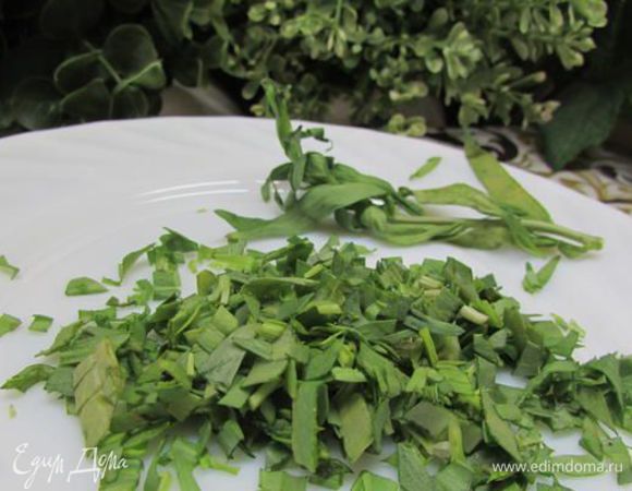 Веточки эстрагона вымыть, обсушить, мелко измельчить.