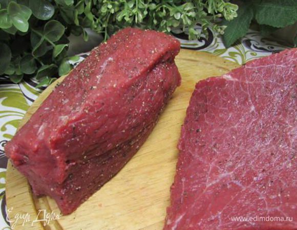 Телячью вырезку вымыть, обсушить, посолить, по желанию поперчить. 