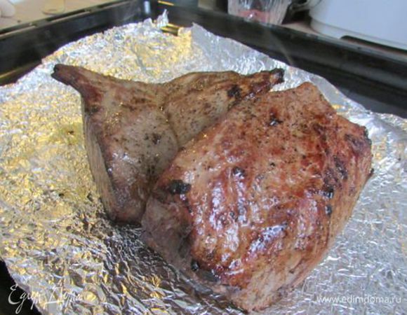 Обжаренную вырезку завернуть в фольгу и отправить в духовой шкаф на 1 час (180 градусов). 