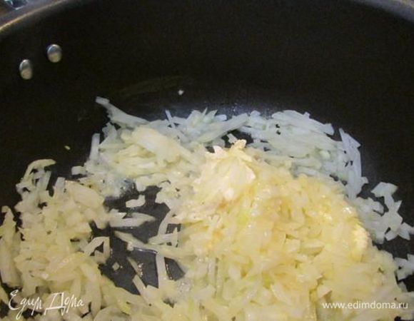 В сотейнике растопить сливочное масло (25 г), добавить лук. Накрыть крышкой и тушить на слабом огне 20 минут, периодически помешивая. 