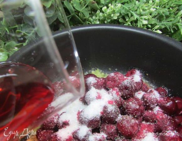 Добавить в сотейник вишню, всыпать сахар, влить вино. Посолить, поперчить. Тушить без крышки ещё 20 минут. 