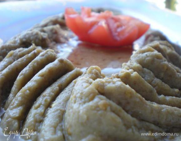 Выложить мутабал на тарелку и полить оливковым маслом. Украсить помидором.