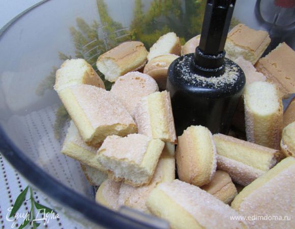 Печенье выложить в чашу блендера. Измельчить в мелкую крошку.