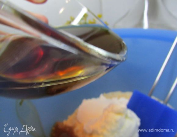 К размельченному печенью добавить любой сливочный сыр (у меня "Буко") и кофейно-коньячную смесь. Все хорошо размять руками.