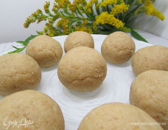 Сформировать небольшие шарики равные по размеру, примерно по 30-31 грамму каждый. У меня получилось 9 таких шариков.